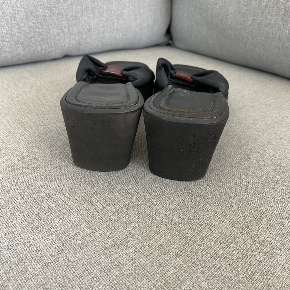 Donald J. Pliner Black Sandals with Brown Accent - Picture 4 of 6